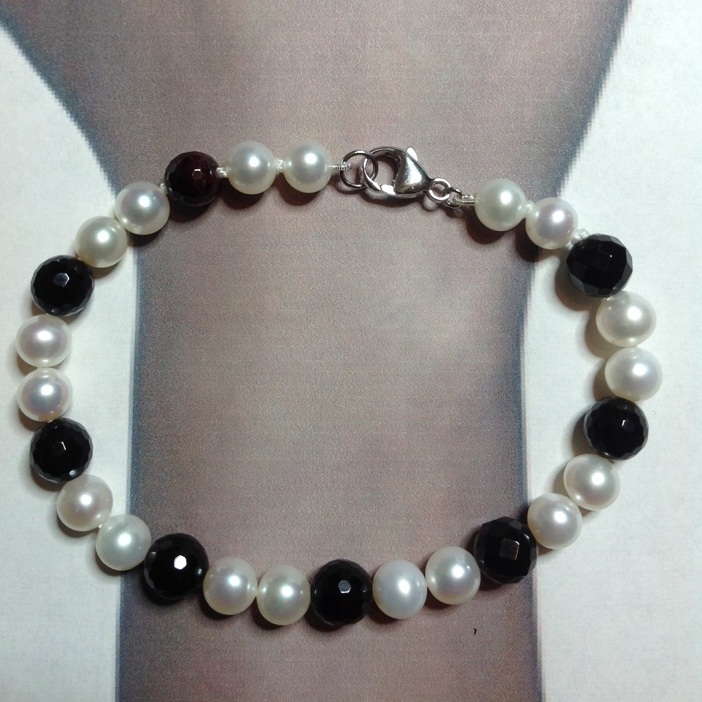 Elegant White Freshwater Pearl And Black Faceted Onyx Agate Bead Bracelet